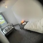 Seaside Flat With Private Garden 아파트 스카버러