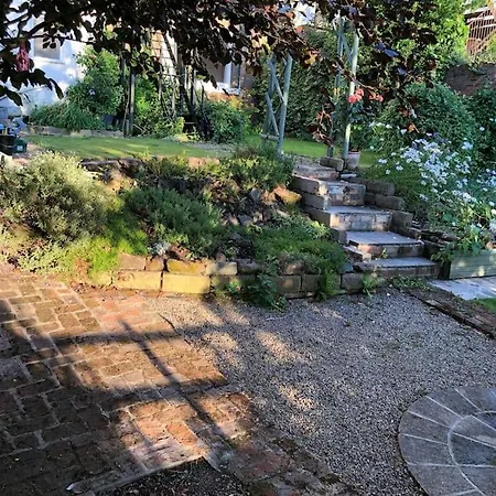 Seaside Flat With Private Garden Apartment *